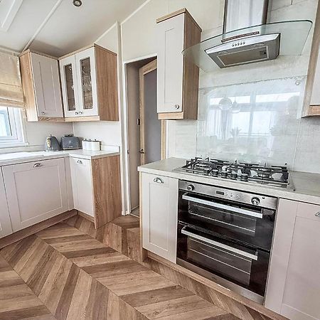 Beautiful Lodge With Full Sea Views At Broadland Sands In Suffolk Ref 20235Bs Hopton on Sea Экстерьер фото